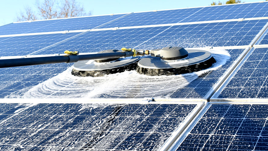 太陽光発電所のソーラーパネル洗浄